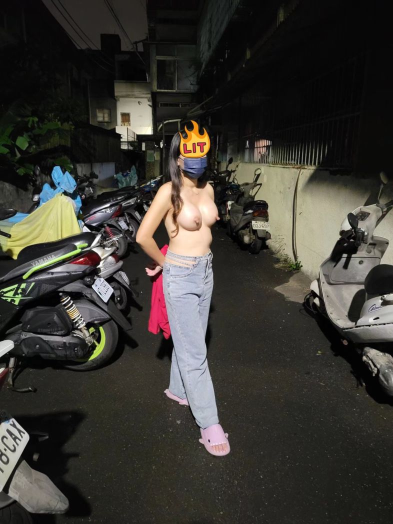 大街上露出 玩的就是刺激啊