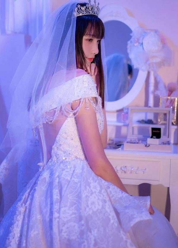 穿着洁白的婚纱，手捧着鲜花，嫁给心爱的他