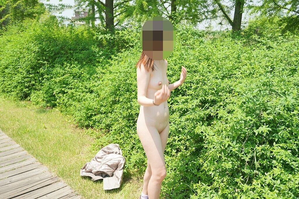 大白天在郊外公園脫光衣服散步
