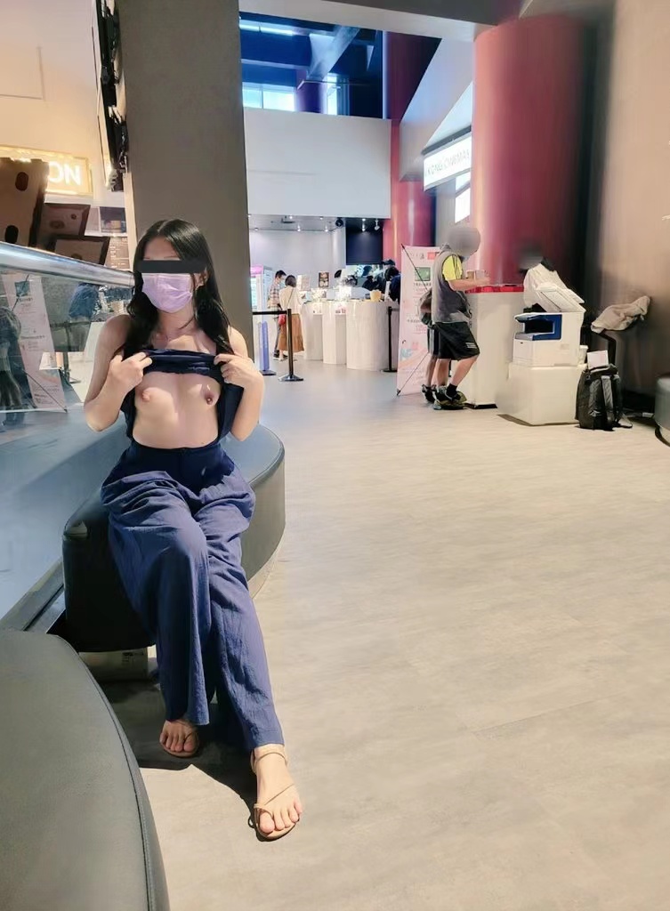 大街上露出 玩的就是刺激啊