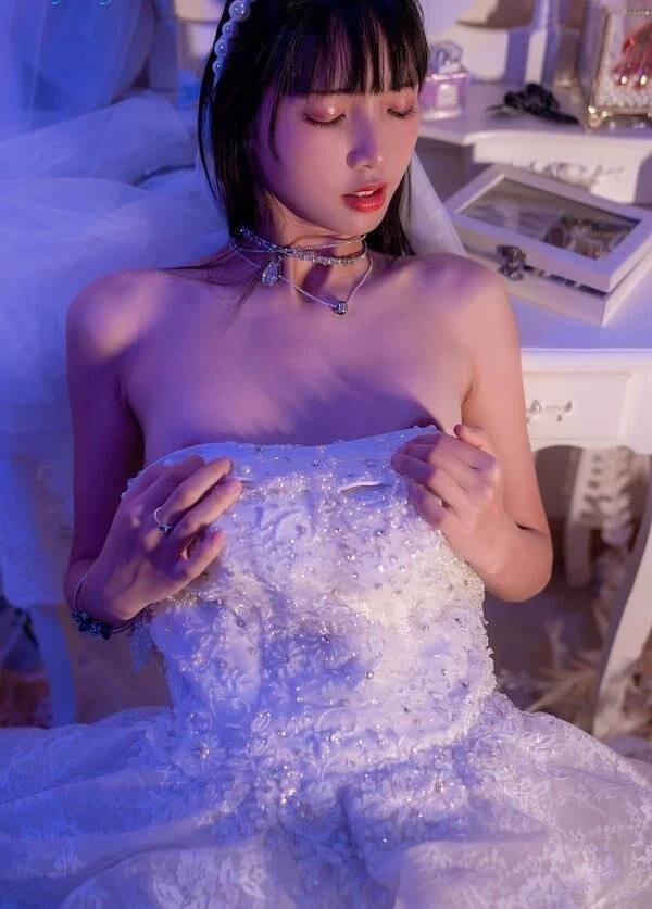 穿着洁白的婚纱，手捧着鲜花，嫁给心爱的他