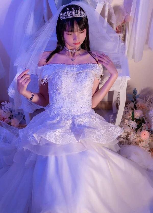 穿着洁白的婚纱，手捧着鲜花，嫁给心爱的他