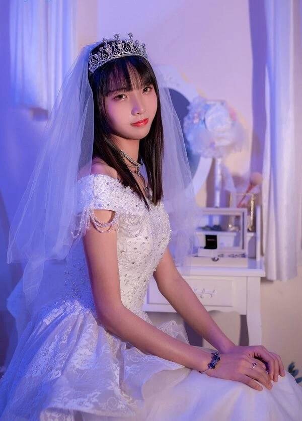 穿着洁白的婚纱，手捧着鲜花，嫁给心爱的他