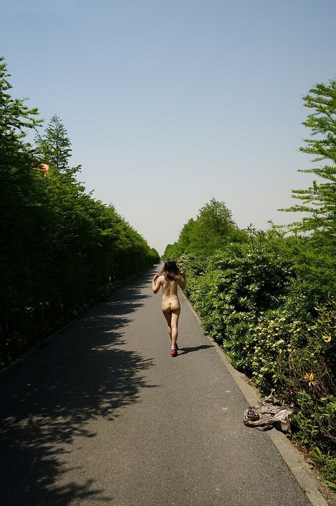 大白天在郊外公園脫光衣服散步