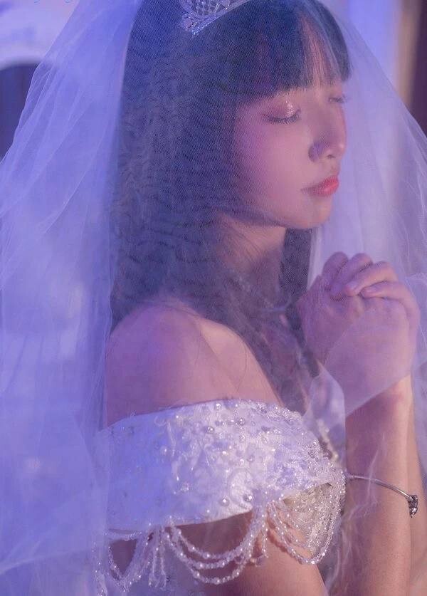 穿着洁白的婚纱，手捧着鲜花，嫁给心爱的他