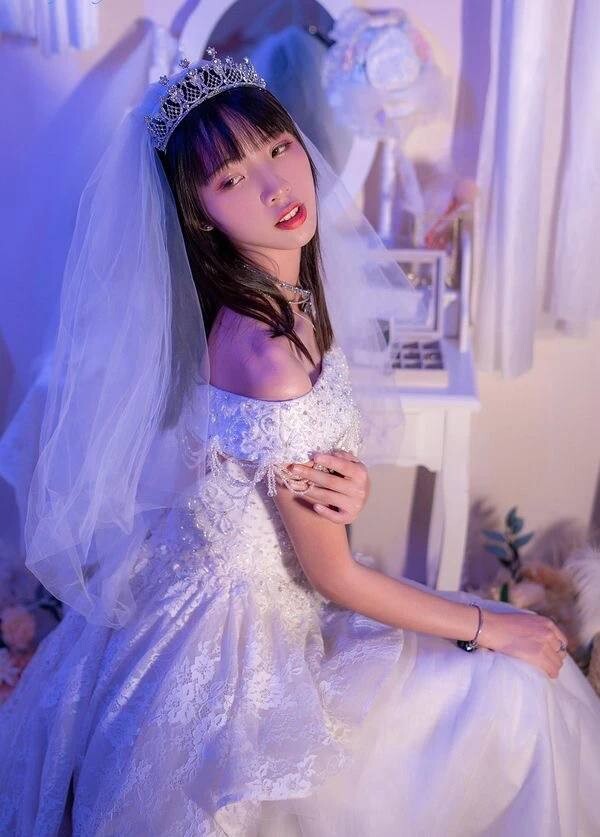 穿着洁白的婚纱，手捧着鲜花，嫁给心爱的他