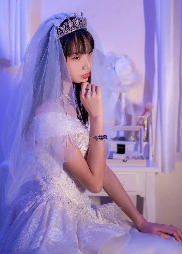 穿着洁白的婚纱，手捧着鲜花，嫁给心爱的他