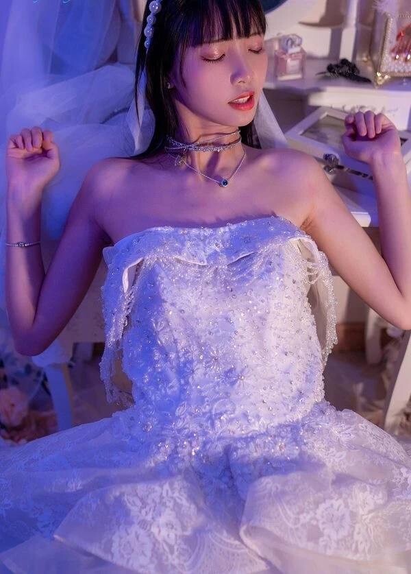 穿着洁白的婚纱，手捧着鲜花，嫁给心爱的他