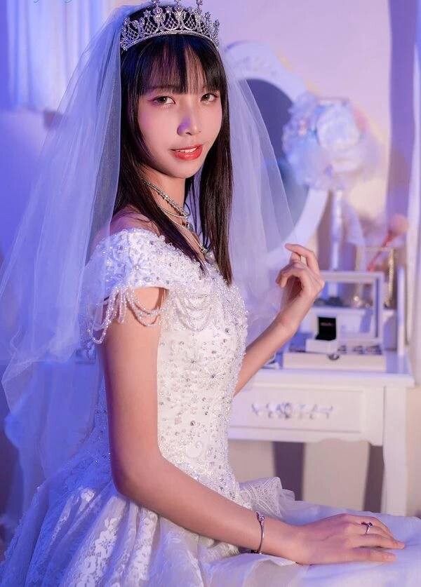 穿着洁白的婚纱，手捧着鲜花，嫁给心爱的他