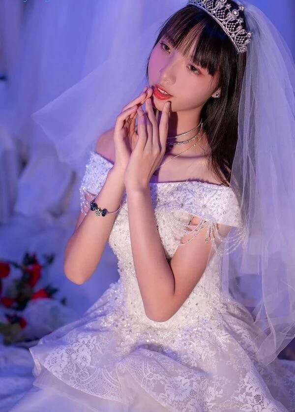穿着洁白的婚纱，手捧着鲜花，嫁给心爱的他