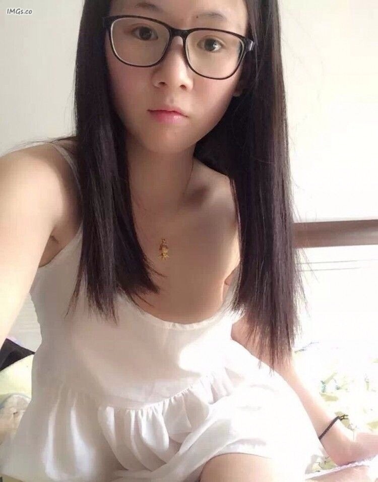 眼镜妹漏脸自拍