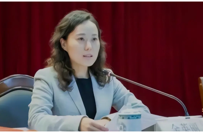 上海80后女贪官，独创开房式受贿，随身带安全套，被3个富商共享，你愿意操女贪官吗？