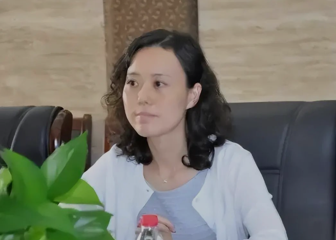 上海80后女贪官，独创开房式受贿，随身带安全套，被3个富商共享，你愿意操女贪官吗？