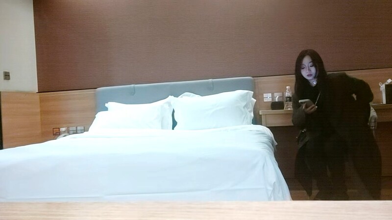 外围女神深夜来酒店重庆美女风情万种,猛男出击各种姿势操得汗流浃背,推荐!