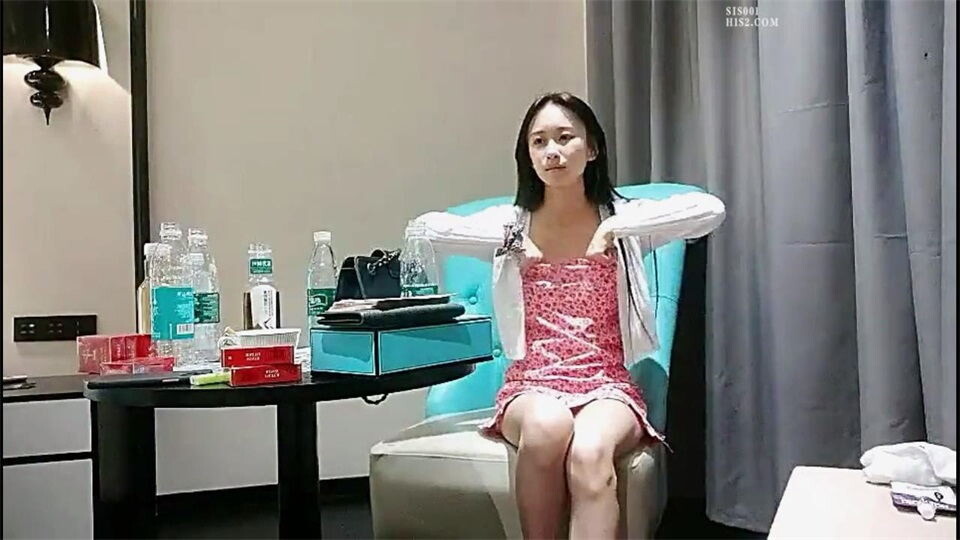 漂亮大学生小姐姐穿着连衣裙 苗条性感温柔活力白嫩娇躯尽情揉捏抠搓，粉嫩逼穴啪啪猛力进出抽插好润