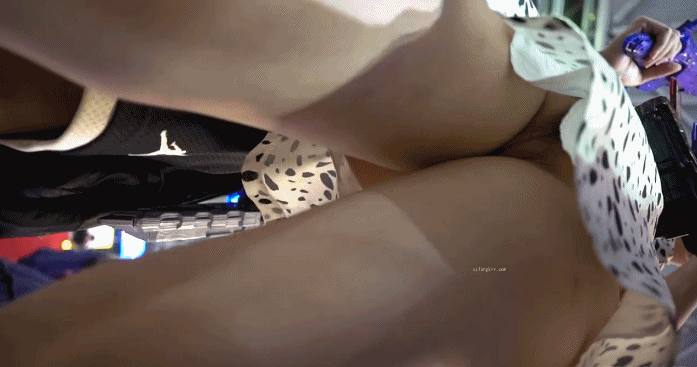 在镜头下看得毛是又长又多 清楚地看到13的缝隙