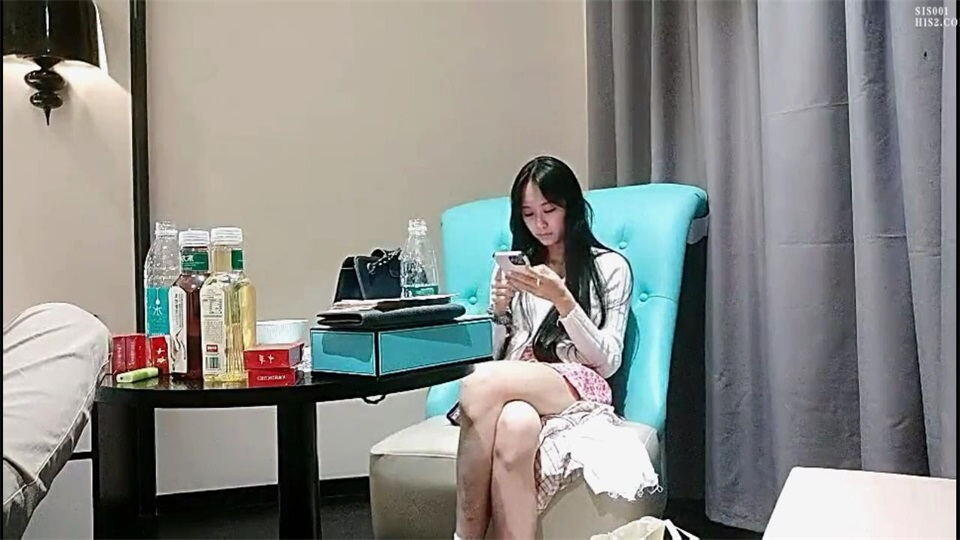 漂亮大学生小姐姐穿着连衣裙 苗条性感温柔活力白嫩娇躯尽情揉捏抠搓，粉嫩逼穴啪啪猛力进出抽插好润