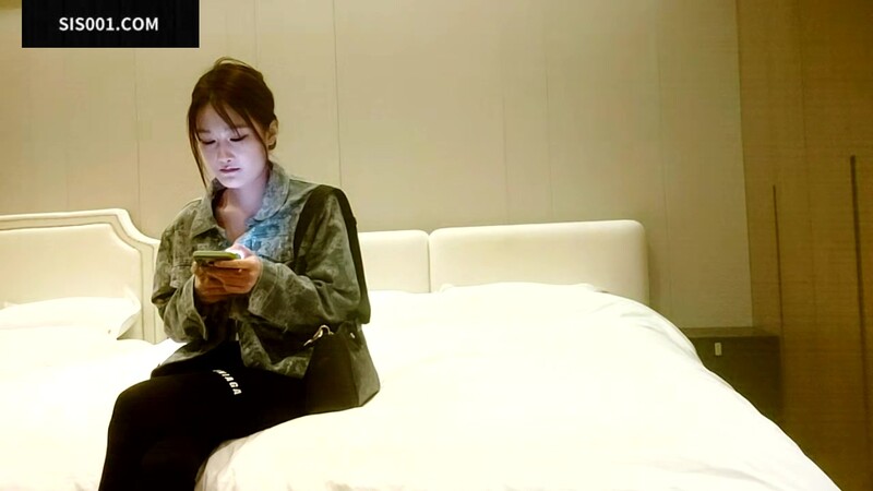 极品尤物外围美女，笑起来甜美，坚挺奶子，扒下内舔骚逼，骑乘位猛插穴，娇喘呻吟诱惑