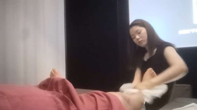 足浴勾搭大神，漂亮小少妇只要加钱就可以玩，暧昧氛围下激情四射玩得很尽兴！