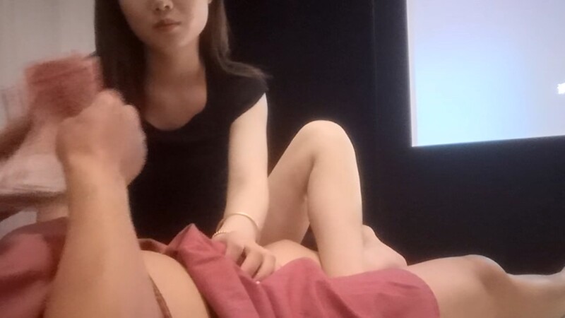 足浴勾搭大神，漂亮小少妇只要加钱就可以玩，暧昧氛围下激情四射玩得很尽兴！