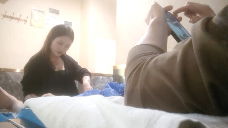 足浴勾搭大神，漂亮小少妇只要加钱就可以玩，暧昧氛围下激情四射玩得很尽兴！