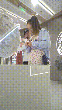 商城跟随偷窥漂亮小姐姐 男朋友在也照抄不误 大肥屁屁紧紧卡着骚内丁很诱惑