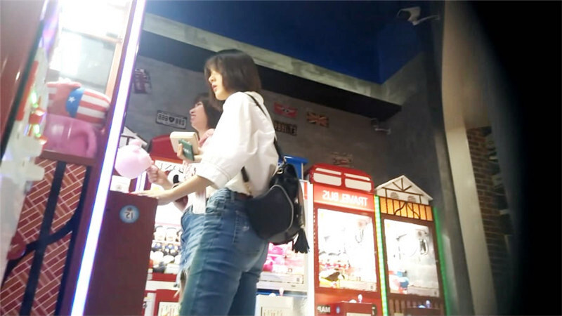 牛B大神大型商超一路跟踪抄底多位美少妇又惊险又刺激