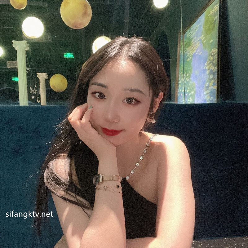 江苏良家小娇妻【苗芳芳】幸福的一对小夫妻，老公艳福不浅，时尚都市丽人，回到家中各种情趣黑丝高跟