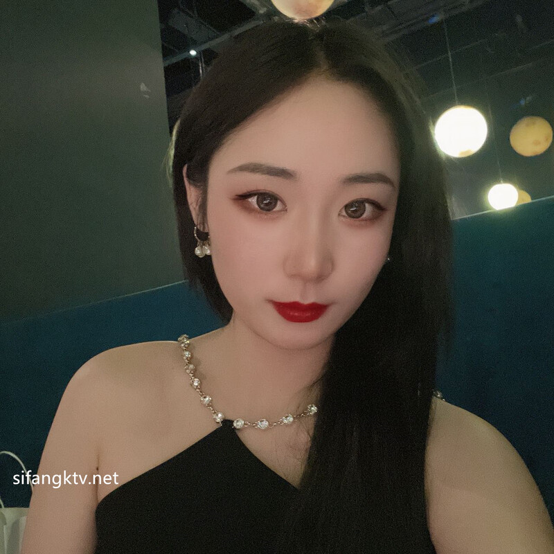 江苏良家小娇妻【苗芳芳】幸福的一对小夫妻，老公艳福不浅，时尚都市丽人，回到家中各种情趣黑丝高跟