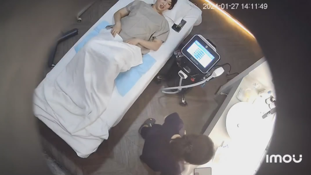 新流出黑客破解美容院监控摄像头偷拍屌丝男和几个靓妹刀片刮激光去逼毛