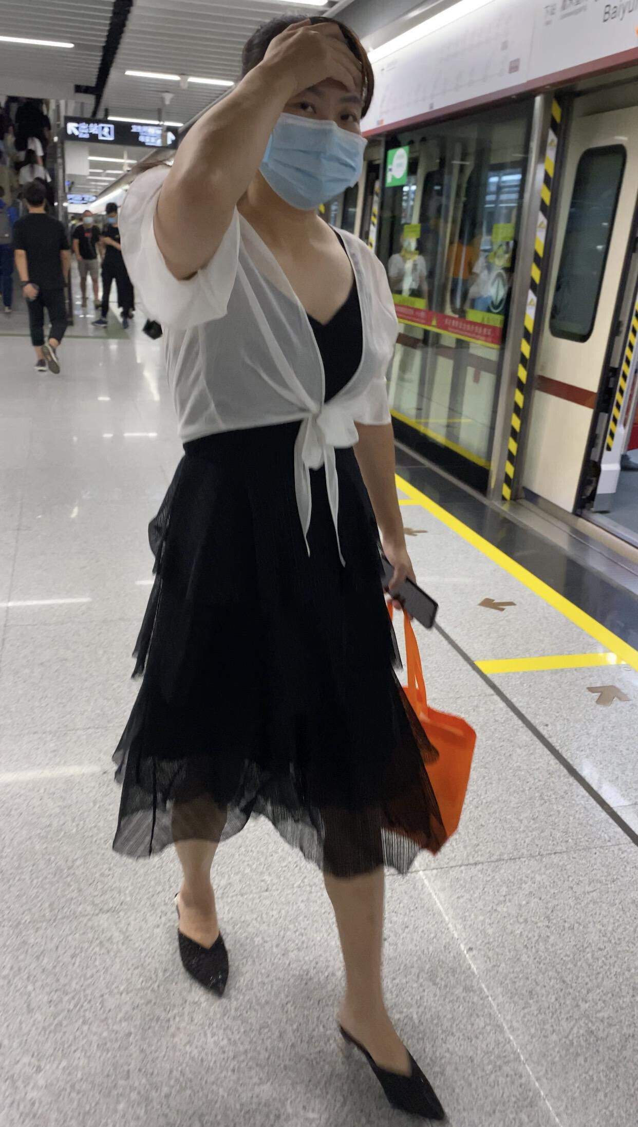 偷拍视角下半露半隐的酥胸最是撩人