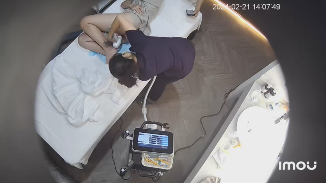 新流出黑客破解美容院监控摄像头偷拍屌丝男和几个靓妹刀片刮激光去逼毛