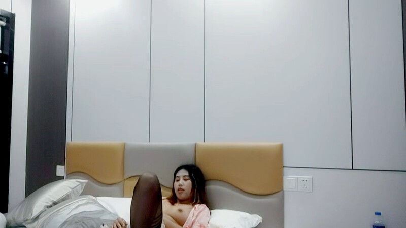 20岁小伙深夜挑妹子，漂亮小少妇今天包夜，黑丝一穿性欲大增，激情干炮呻吟声不断