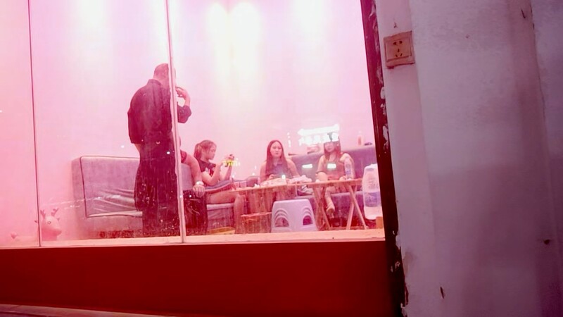 20岁小伙深夜挑妹子，漂亮小少妇今天包夜，黑丝一穿性欲大增，激情干炮呻吟声不断