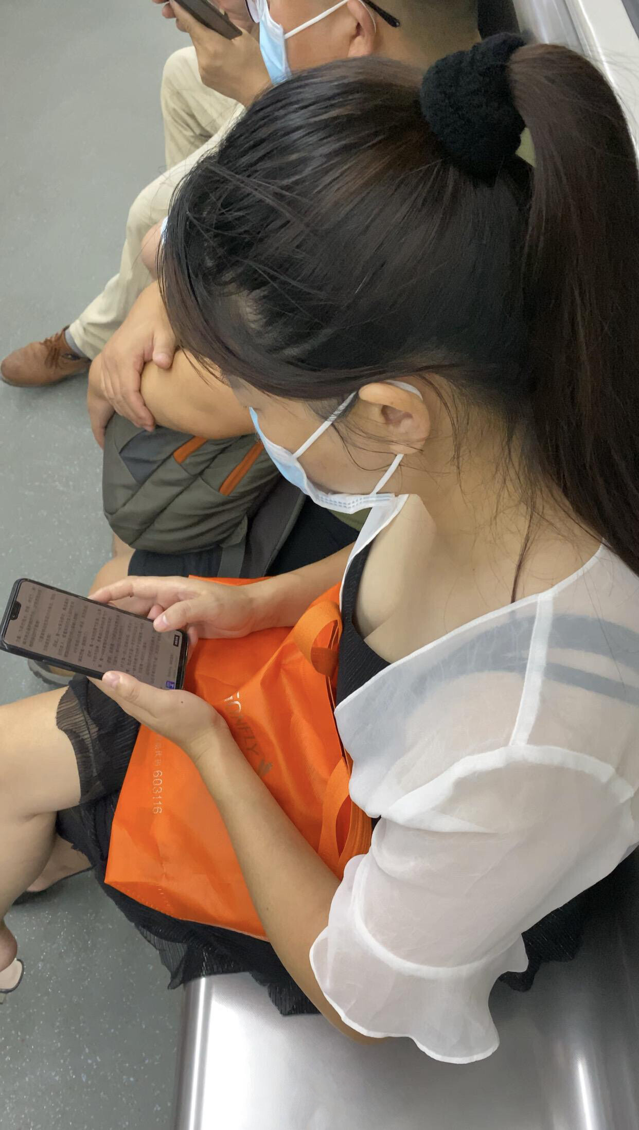 偷拍视角下半露半隐的酥胸最是撩人