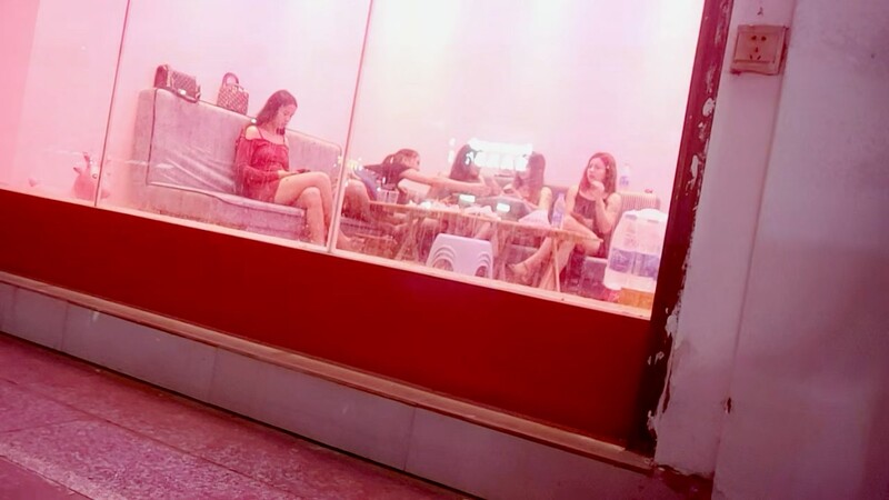 20岁小伙深夜挑妹子，漂亮小少妇今天包夜，黑丝一穿性欲大增，激情干炮呻吟声不断