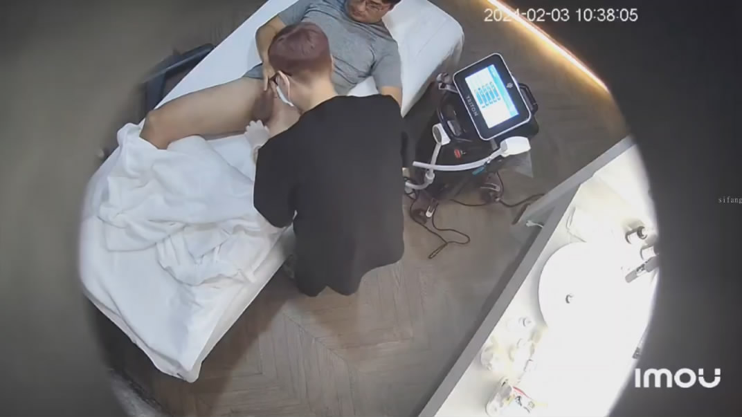 新流出黑客破解美容院监控摄像头偷拍屌丝男和几个靓妹刀片刮激光去逼毛