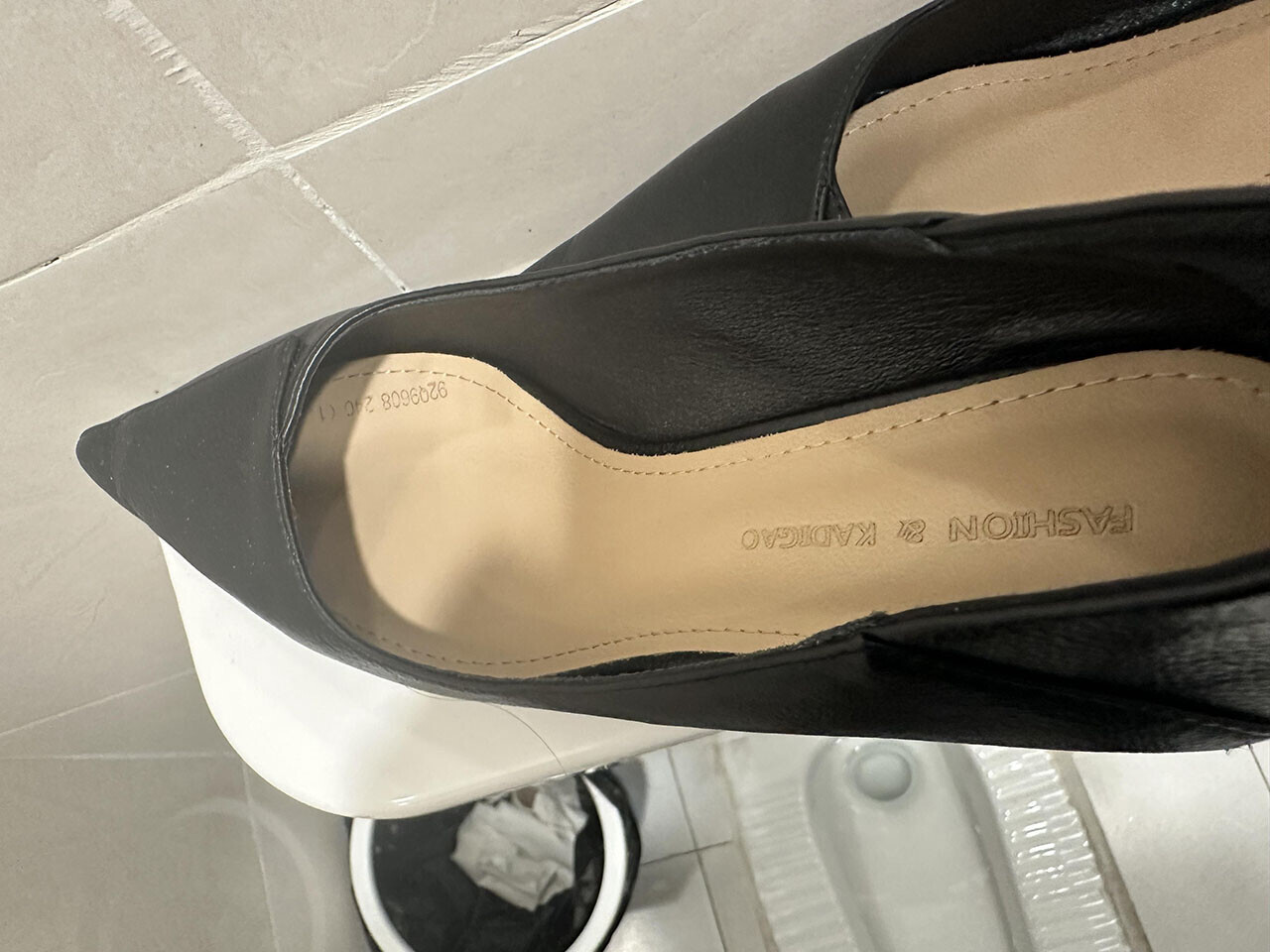 打胶同事的黑色尖头高跟鞋