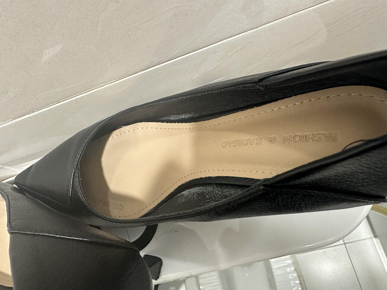 打胶同事的黑色尖头高跟鞋