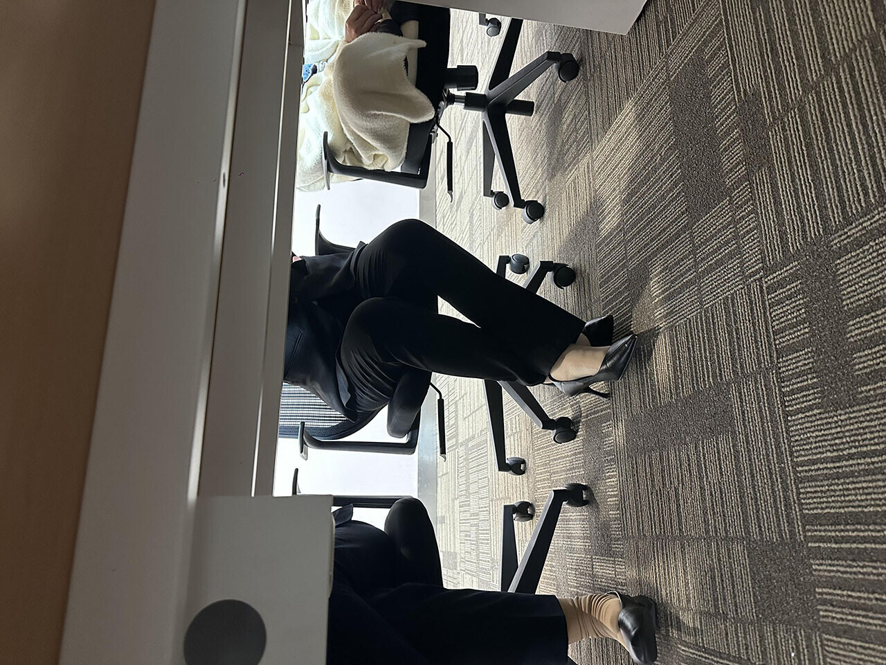 打胶同事的黑色尖头高跟鞋