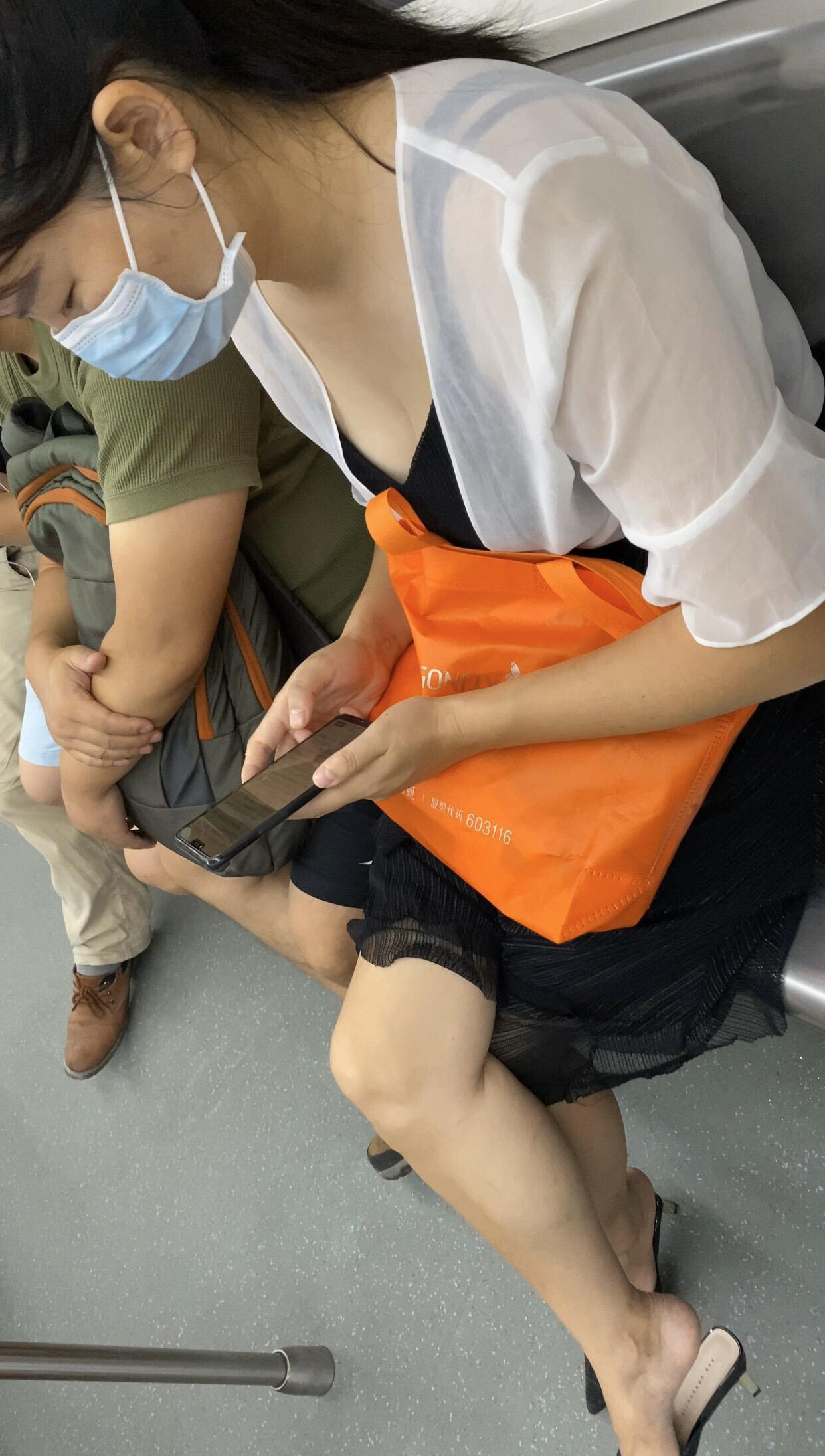 偷拍视角下 半露半隐的酥胸最是撩人