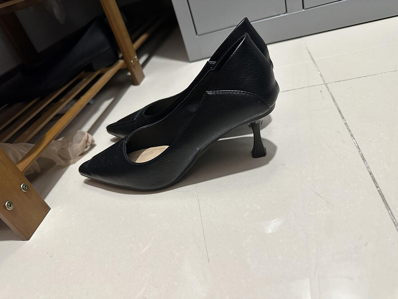 打胶同事的黑色尖头高跟鞋