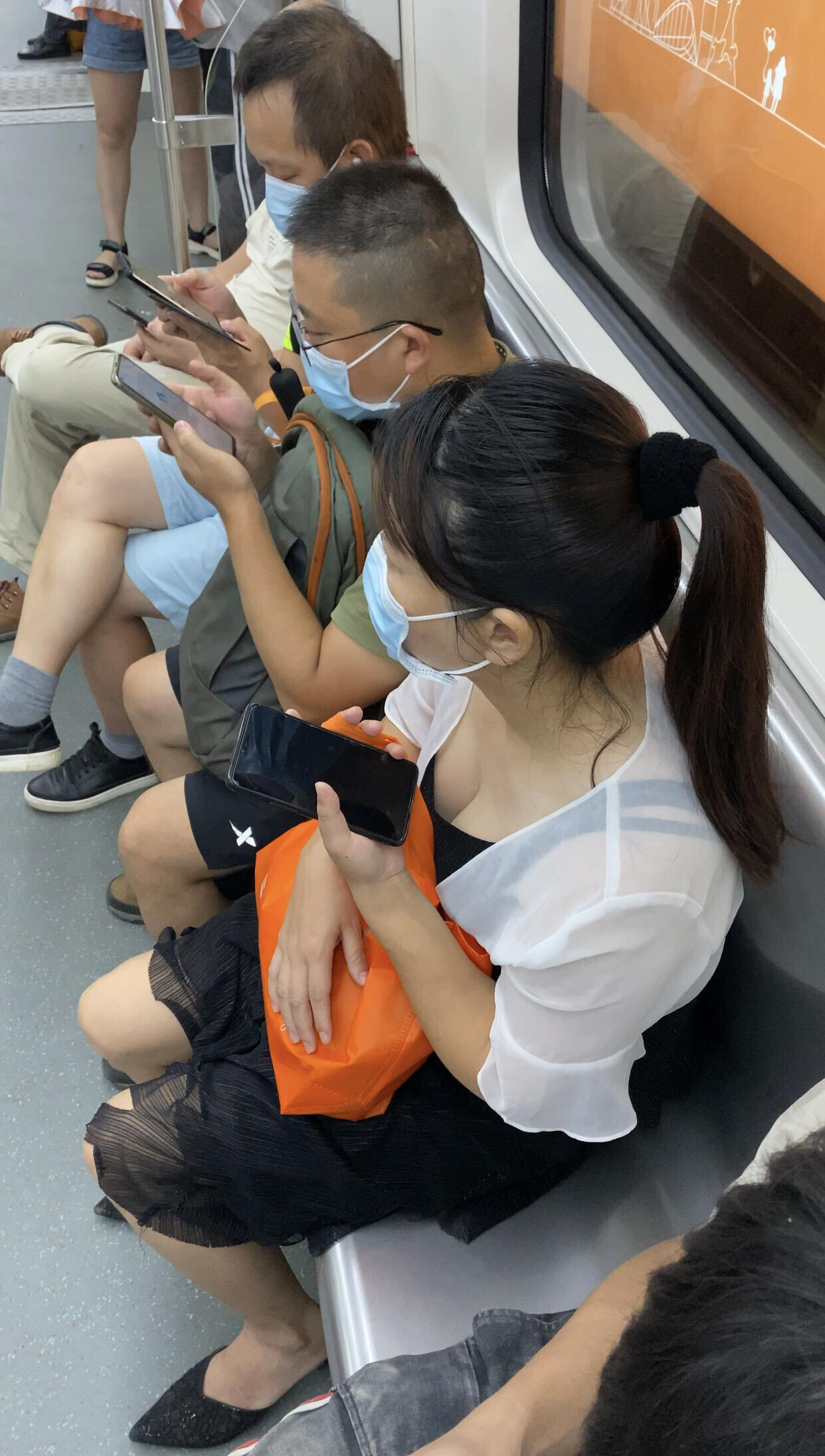 偷拍视角下 半露半隐的酥胸最是撩人