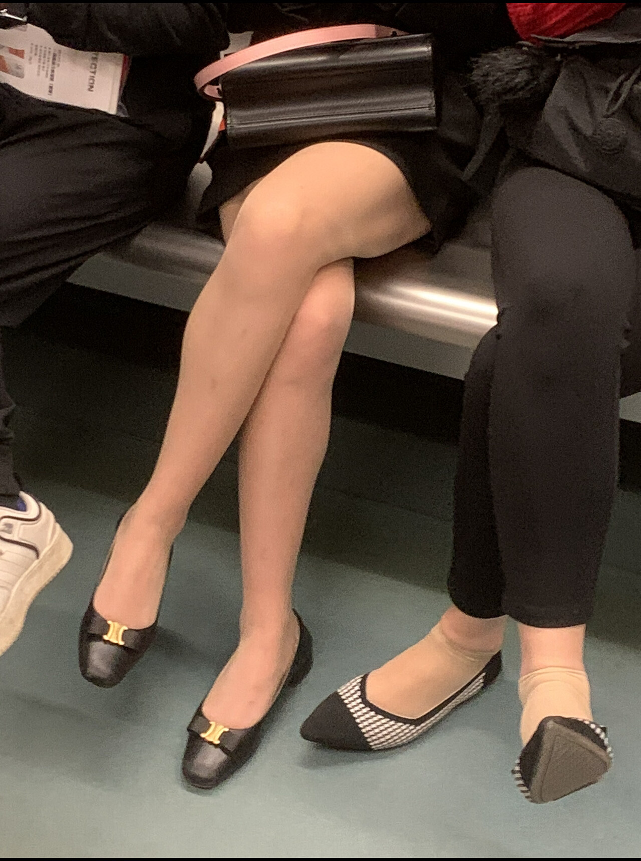 口罩年在地铁遇到的极品肉丝平底鞋妹子