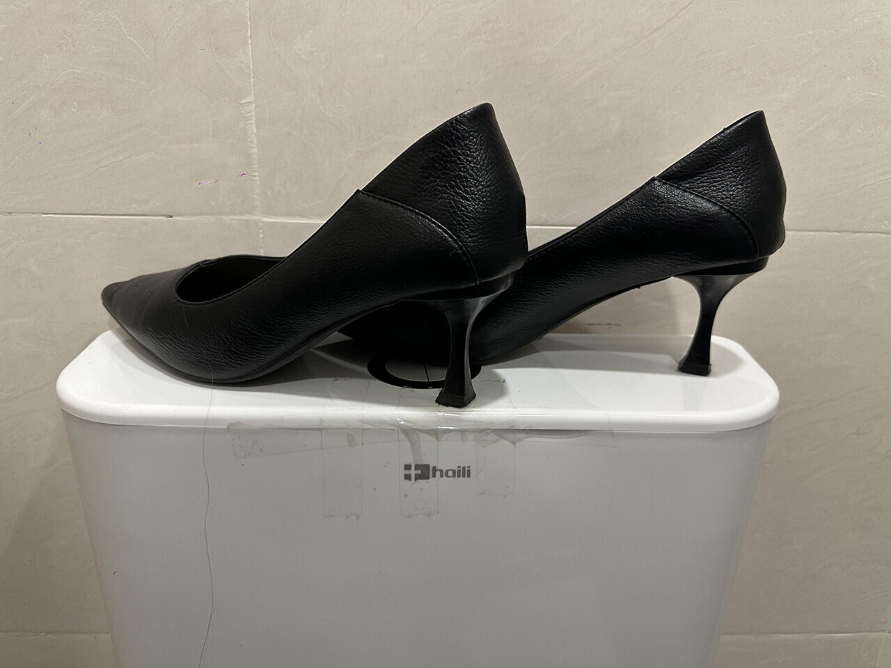 打胶同事的黑色尖头高跟鞋