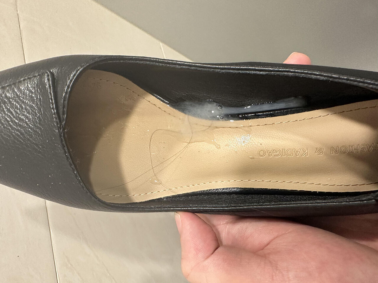 打胶同事的黑色尖头高跟鞋