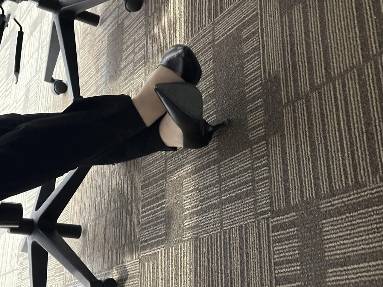 打胶同事的黑色尖头高跟鞋