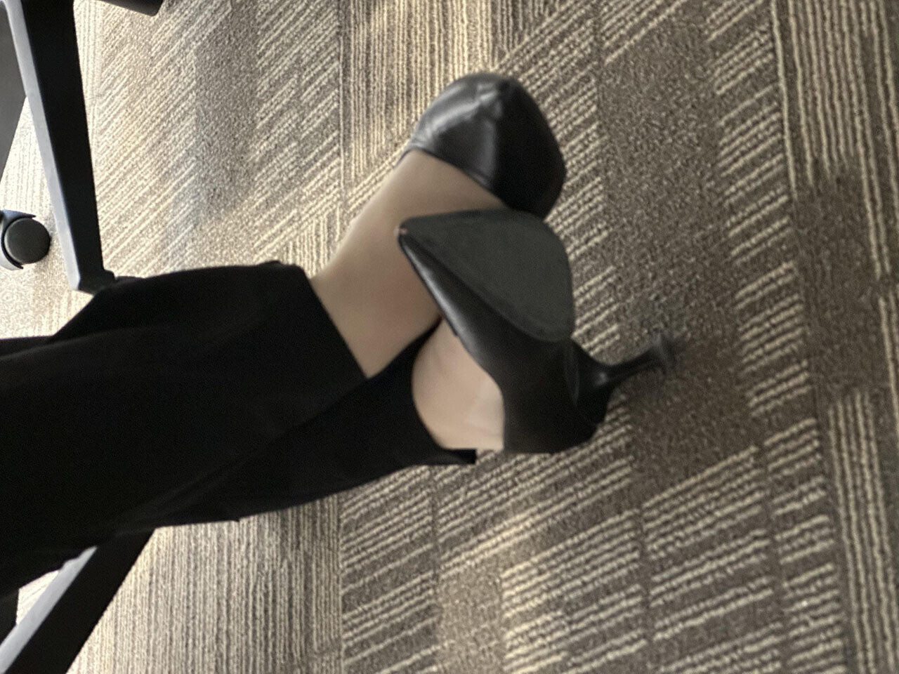 打胶同事的黑色尖头高跟鞋