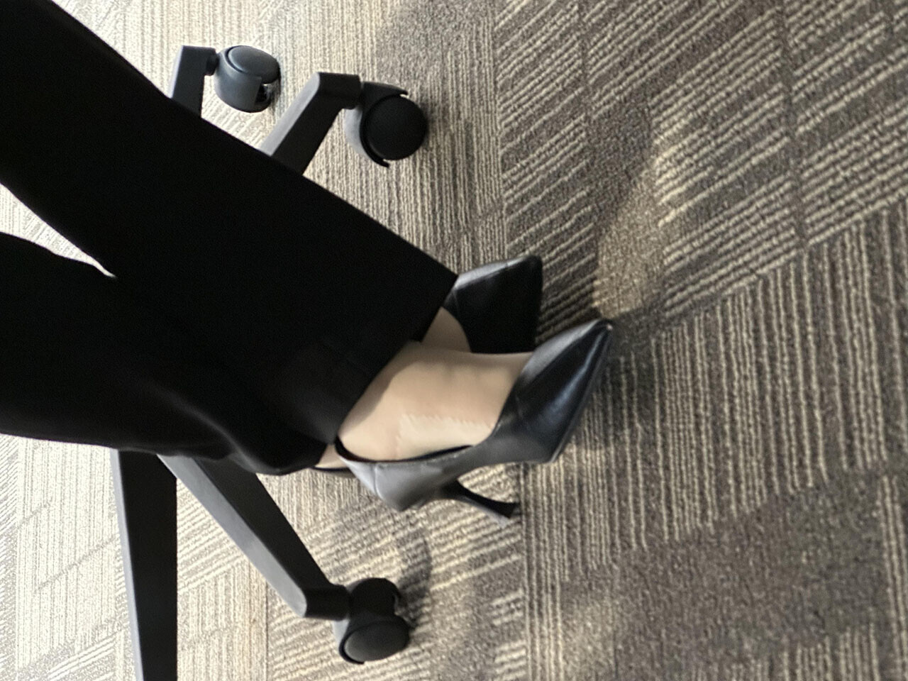 打胶同事的黑色尖头高跟鞋