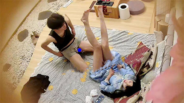 最新酒店偷拍！长得很漂亮9分高颜值的170CM高挑美腿萝莉和真炮友激烈打炮，美眉性欲强 敏感，水滋滋